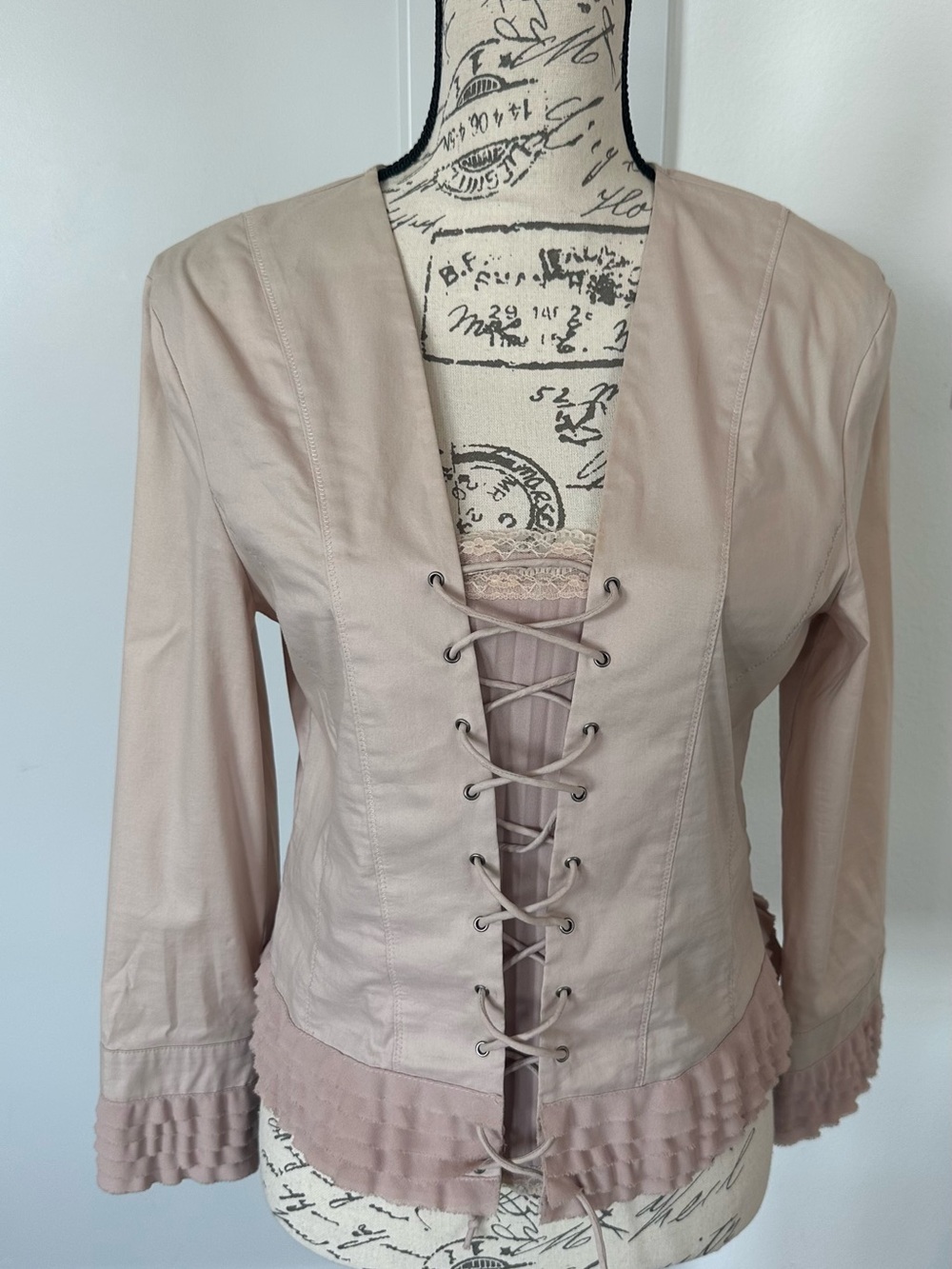 BCBG MaxAzria Blush Lace-Up Ruffle-Trim blouse. Size M. Good cond.